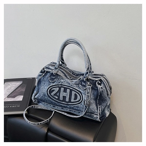 Dettaglio borsa tote in denim con stemma ZHD, doppia zip e tracolla rimovibile