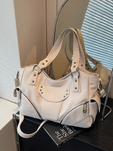 Grand sac cabas beige avec clous en étoile et cuir avec texture de grain de litchi
