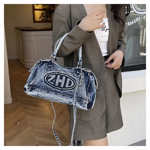 Dettaglio della borsa tote in denim lavato vintage con stampa logo ZHD e manici