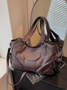 Sac fourre-tout vintage marron foncé avec clous étoiles et bandoulière réglable