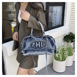 Dettaglio della borsa tote in denim lavato vintage con toppa ZHD e doppi manici