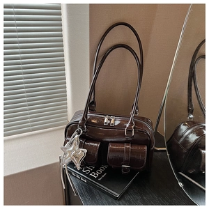 Dunkelbraune Lackleder Boston Tasche mit Sternanhängern und Taschen mit Krokoprägung