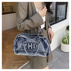 Macro della borsa tote in denim lavato con logo circolare ZHD e tracolla regolabile