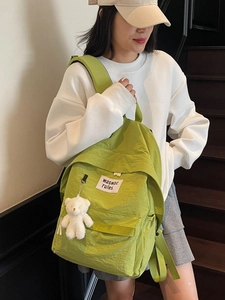 Zaino semplice in nylon verde per ragazze con un portachiavi a forma di orso bianco e logo