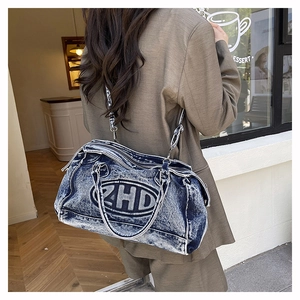 Grande borsa tote in denim lavato con stampa ZHD e chiusura a zip per uno stile quotidiano