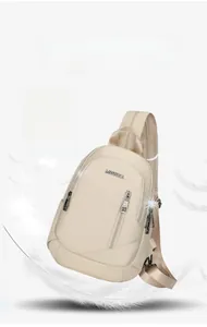 Sac bandoulière beige crème léger avec détails de compartiments zippés et de sangle