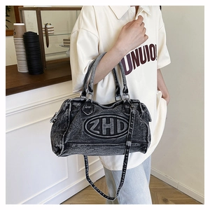 Dettaglio della borsa Boston in denim grigio con logo ZHD e tracolla regolabile