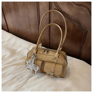 Detailansicht der khakifarbenen Boston Bag mit Krokodil-Tasche und Stern-Herz-Anhänger