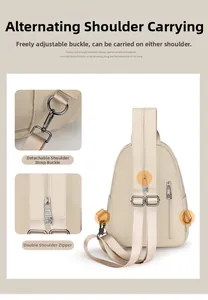 Détail du sac à dos en nylon beige avec bandoulière à fermeture éclair convertible