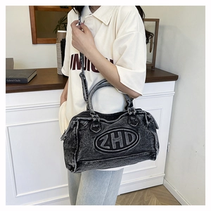 Dettaglio della borsa tote in denim nero lavato vintage con logo ZHD e tracolla regolabile