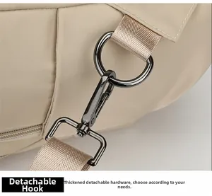 Détails de l'attache en métal amovible gris foncé sur le sac décontracté beige clair