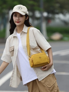 Borsa a tracolla minimalista in nylon giallo brillante con spallina larga regolabile