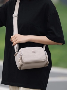 Borsa a tracolla in nylon beige con tracolla regolabile e vari scomparti con cerniera