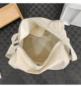 Vue de dessus du compartiment principal spacieux avec fermeture éclair du sac beige