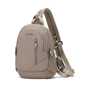 Détail du sac bandoulière en nylon kaki montrant le logo métallique et la fermeture