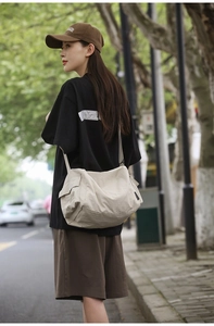 Détail d'un grand sac fourre-tout en toile beige avec poches cargo et drapé naturel