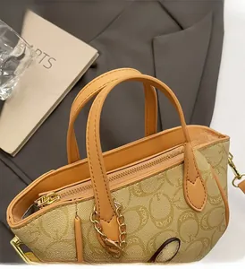 Detail der robusten Tragegriffe und des Metallreißverschlusses an einer klassischen Handtasche