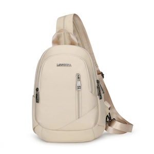 Détail du sac bandoulière en nylon beige résistant à l'eau avec poches zippées multiples