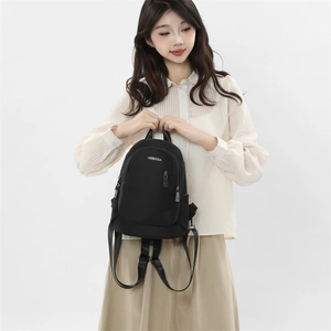 Détail du mini sac à dos noir en nylon avec logo MSSHUDA blanc et fermeture éclair en métal