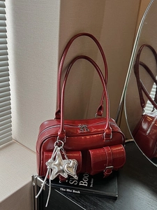 Dunkelrote Lackleder-Pillow-Bag mit silbernen Sternanhängern und Fronttaschen