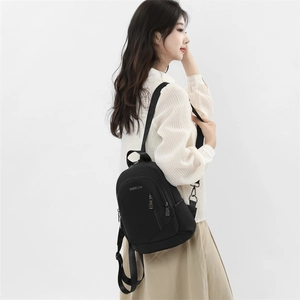 Vue détaillée d'un mini sac à dos noir en nylon léger avec fermetures éclair fonctionnelles