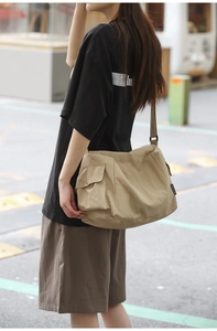 Vue détaillée du sac bandoulière en nylon kaki avec sangle et poche latérale