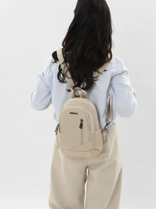 Mini sac à dos beige en nylon avec bretelles réglables et poche avant zippée