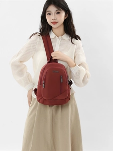 Sac à dos en nylon bordeaux imperméable avec plusieurs fermetures éclair et bandoulière