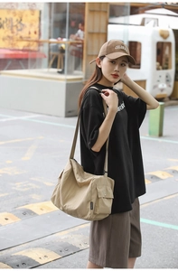 Grand sac fourre-tout kaki avec poches latérales fonctionnelles et bandoulière réglable