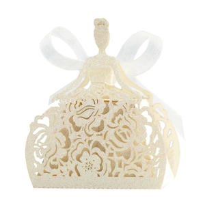 Boîte à dragées découpée au laser en forme de robe avec paillettes et ruban blanc
