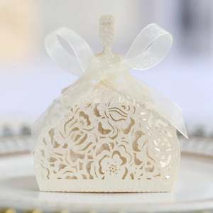Boîte à bonbons détaillée découpée au laser en forme de robe de princesse élégante avec paillettes