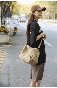 Détail du sac messager kaki à grande capacité avec bandoulière réglable et poche latérale