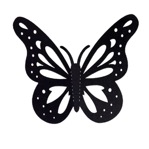 Détail macro du papillon 3D adhésif noir avec motifs d'ailes découpés au laser fin