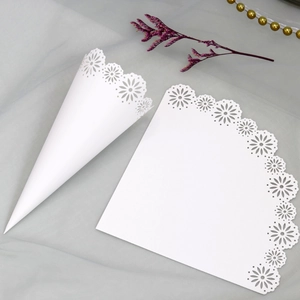 Coni per Confetti in Carta Traforata Taglio Laser Floreali per Matrimonio Festa Decorazione Petali Dolci Accessorio Romantico per Eventi