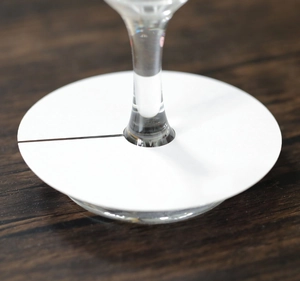 Détail de marque-verres ronds en papier blanc sur pied pour le placement des invités