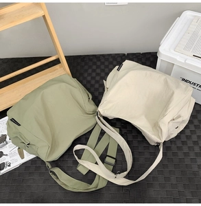 Détails des bandoulières réglables et étiquettes sur les sacs cabas olive et beige clair