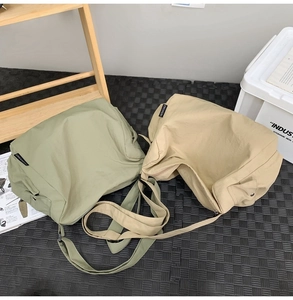 Vue détaillée des sacs bandoulière en nylon vert olive et kaki avec bandoulières réglables
