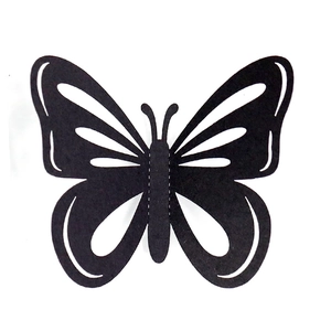 Détail d'un sticker mural papillon 3D noir avec des motifs évidés et découpés avec précision