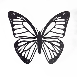 Détail du sticker mural papillon 3D noir avec motifs d'ailes de monarque délicats