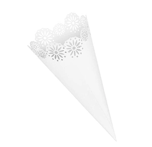 Dettaglio del cono per coriandoli da matrimonio bianco tagliato al laser con pizzo
