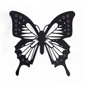 Détail du sticker mural papillon 3D noir avec double ailes découpées avec précision au laser