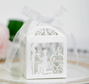 Detailaufnahme der weißen lasergeschnittenen Hochzeits-Geschenkbox mit Herzmuster und Schleife