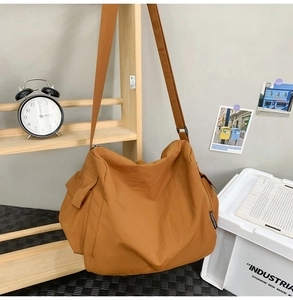 Détail du grand sac hobo marron en nylon avec poche latérale et texture plissée