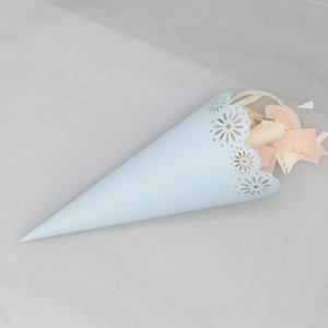 Cono di pizzo azzurro per petali nuziali con eleganti motivi floreali traforati a laser