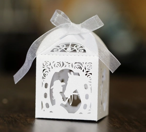 Detail der lasergeschnittenen Geschenkbox mit Pferde-Silhouette und weißer Organzaschleife