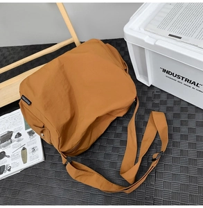 Gros plan du sac bandoulière en nylon jaune gingembre avec l'étiquette de marque CHUANGMI