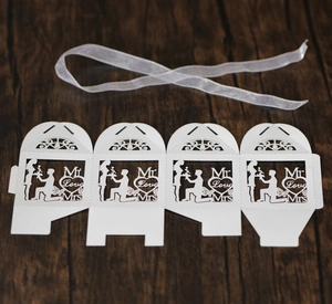 Flachliegende weiße lasergeschnittene Hochzeitsschachtel mit Mr & Mrs Silhouette und Band