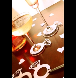 Détail des marque-places découpés au laser en forme de bague pour verres à vin