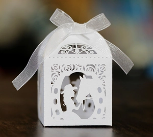 Detail der weißen Gastgeschenkbox mit Pferdesilhouette und elegantem Schleifenband