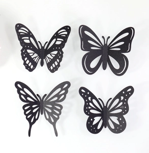 Détail de 4 stickers muraux papillon 3D noirs évidés avec des motifs d'ailes complexes